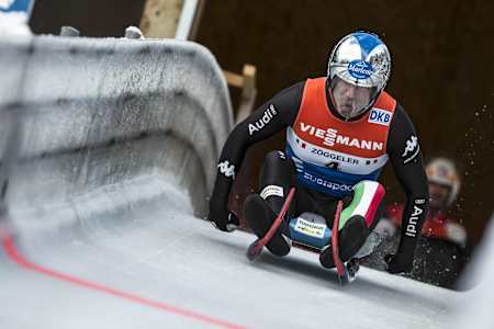 Armin Zoeggeler con un trineo de descenso en la pista de d'Igls en Austria.