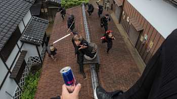 Jason Paul es perseguido por un grupo de ninjas por un tejado de Nikko, Japón.