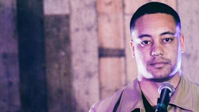 UK Rapper DELS performt Petals Have Fallen und Burning Beaches