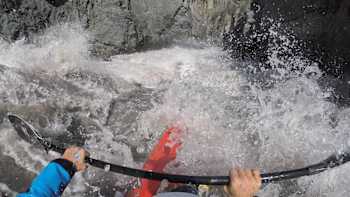 Nouria Newman en kayak sur les rapides du Grand Canyon de la rivière Stikine en Colombie-Britannique