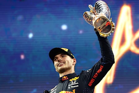 El piloto holandés Max Verstappen celebra su primer título mundial de Fórmula 1.