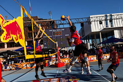 Un joueur réalise un smash lors d'un match de volleyball du Red Bull Back Line. 