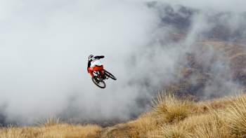 AP-1ZW4MNTJ91W11-featureMedia