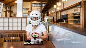 Daichi Nakasangawa guida il suo go-kart da 50cc di cilindrata durante il suo viaggio di 24 ore da Tokyo a Kyoto