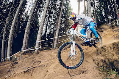 Loïc Bruni montre l'étendue de son talent lors de la Coupe du monde UCI de VTT descente à Val di Sole en Italie.