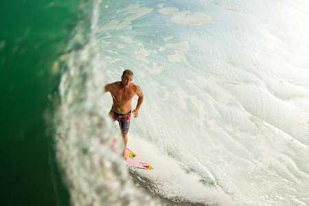 Le surfeur Jamie O'Brien charge une vague énorme lors d'une session de surf au Mexique.