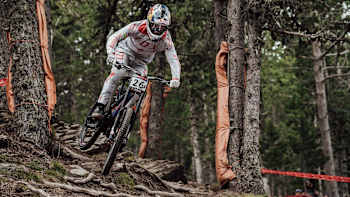 Vallnord DH Finals 2017 Loïc Bruni in the woods