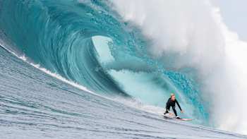 Die Surferin Izzi Gomez reitet auf einer Welle.