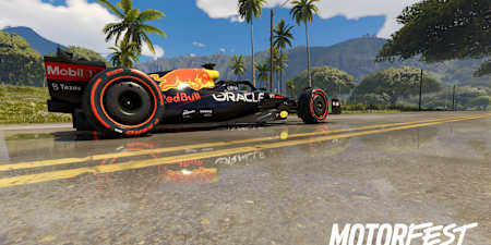 Screenshot aus The Crew Motorfest zeigt den Red Bull RB18 auf einer nassen Asphaltstrecke in Hawaii mit Palmen und Bergen im Hintergrund.