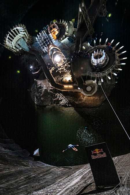Constantin Popovici sărind în cadrul proiectului Red Bull Cliff Diving Salina Turda