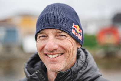 Will Gadd, tout sourire, avant le plongeon de Molly Carlson depuis un iceberg dans l’océan Atlantique au Canada en 2026.