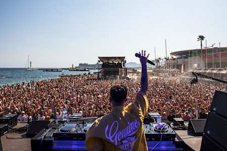 Les Plages Électroniques 2024 ont eu lieu du 16 au 18 août dans un cadre pas comme les autres. Retour sur un weekend électrique !