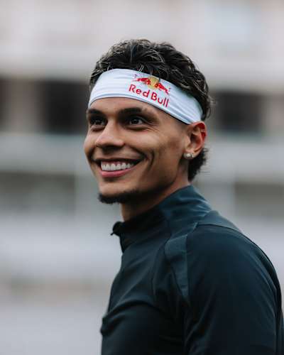 Benfica midfielder Richard Ríos is pictured with a smile on his face while on the training pitch. 