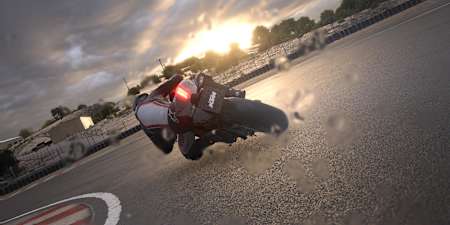 Captura de pantalla de Ride 5 para PlayStation 5 muestra una moto KTM trazando curvas bajo la lluvia al atardecer.