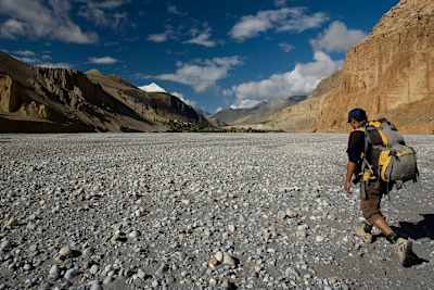 Ein Hiker im Kali Gandaki Flusstal