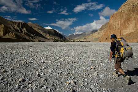 Ein Hiker im Kali Gandaki Flusstal