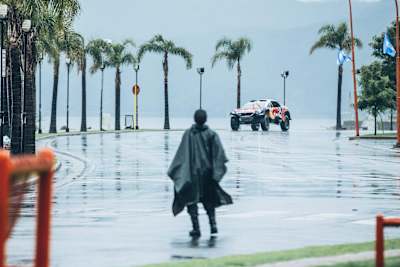 Loeb is guided into Villa Carlos Paz