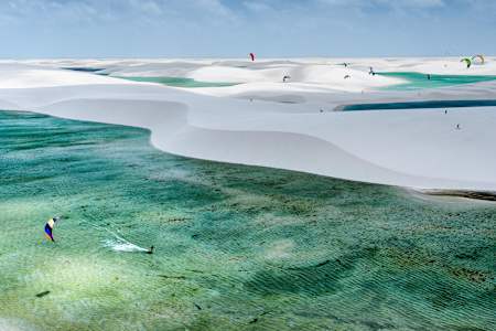 Kitesurfing tra le dune di sabbia