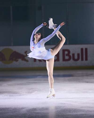 Isabeau Levito réalise une figure de patinage artistique.