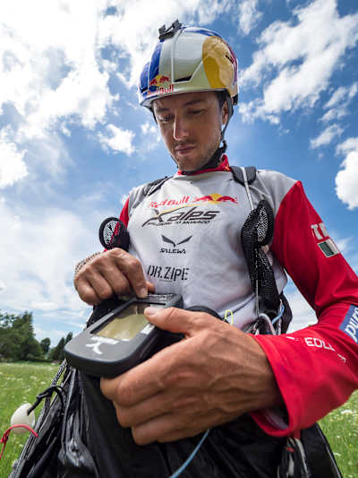 El italiano Aaron Durogati durante la preparación para los Red Bull X-Alps en Fuschl am See, Austria, el 30 de junio de 2017.