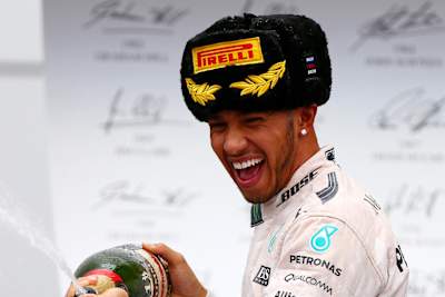 Lewis Hamilton célèbre sa victoire au Grand Prix de Russie à Sotchi avec du champagne et une chapka Pirelli, le rapprochant d’un nouveau titre mondial en Formule 1.