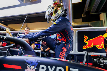 Bild zeigt Formel-1-Weltmeister Max Verstappen beim F1 Grand Prix von Abu Dhabi auf dem Yas Marina Circuit, 2022.