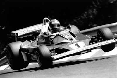 Niki Lauda, Ferrari 312 T2, en el segundo salto de Pflantzgarten.