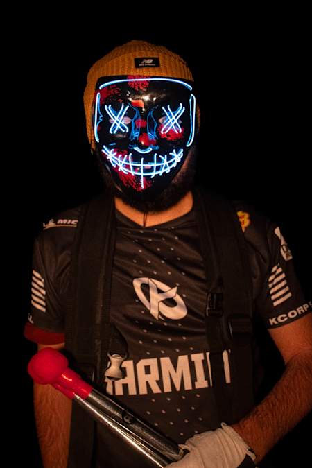 Antonin Hory capture un fan de la Karmine Corp lors du RLCS Fall Split Major à l'Ahoy Arena, de Rotterdam au Pays-Bas, le 11 décembre 2022.