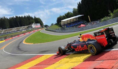 „Le Raidillon“, eine Kurve der Formel-1-Strecke Spa-Francorchamps.