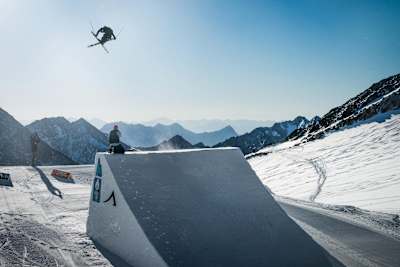 Fabian Bösch fliegt übers Stubaital