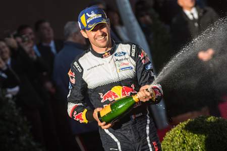 Le pilote français Sébastien Ogier célèbre sa victoire lors d'un rallye du championnat WRC.