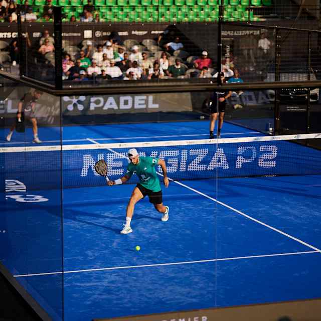 Ale Galán lanza un golpe electrizante durante los cuartos de final de la 2025 NEWGIZA Premier Padel P2 en Giza, Egipto, emocionando a los aficionados con su energía y estilo característicos