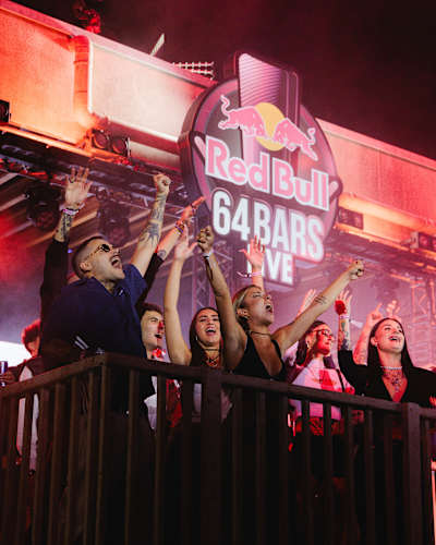 3 października 2026 r. w Case Bianche w Taranto we Włoszech widzowie podnoszą ręce i wiwatują na wydarzeniu Red Bull 64 Bars Live