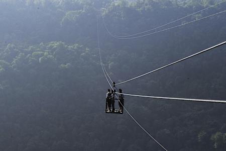 Dorfbewohner überqueren 1km mit der Seilbahn in Yushan, China