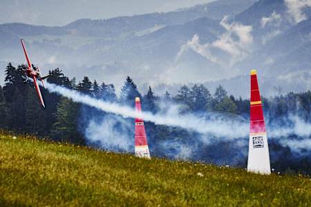 El piloto Peter Podlunsek en acción durante una prueba de la Red Bull Air Race disputada en Spielberg, Austria.