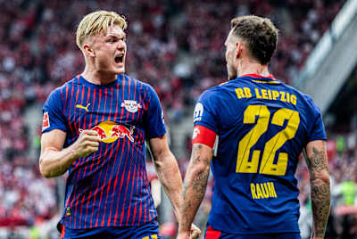 El nuevo fichaje del RB Leipzig, Conrad Harder, lo celebra con el capitán David Raum.