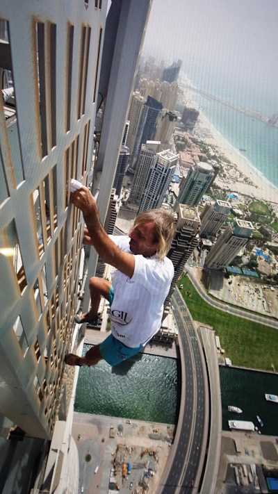 La subida de Alain Robert a la Torre Canyan en Dubai no era una escalada libre y en solitario.
