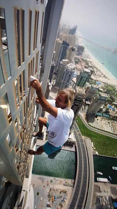 Alain "Spiderman" Robert a escaladé en solo la Canyan Tower à Dubai en une heure et demi.