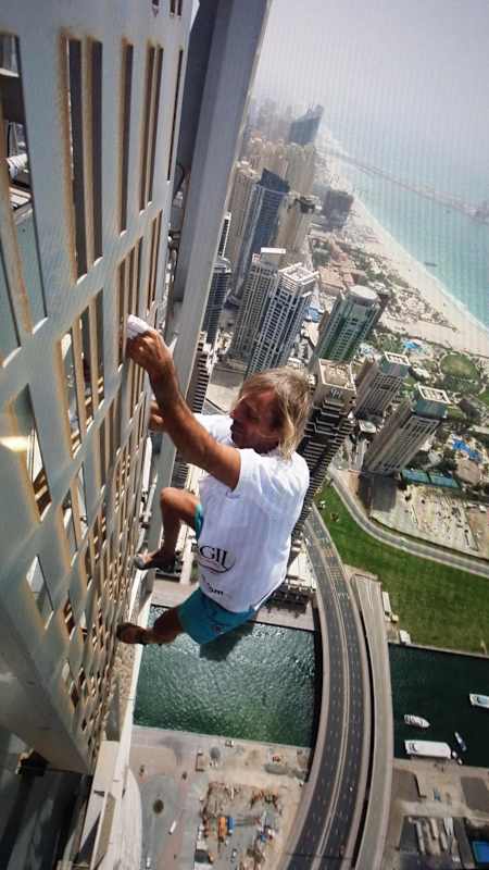 Alain "Spiderman" Robert a escaladé en solo la Canyan Tower à Dubai en une heure et demi.