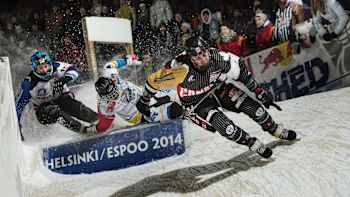 Scott Croxall prend un virage en ice-cross downhill au Red Bull Crashed Ice 2014.