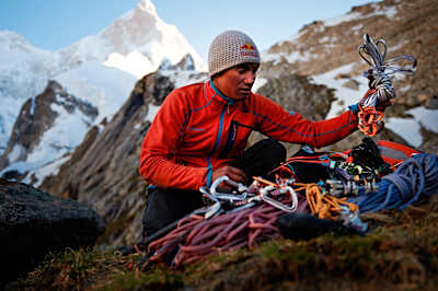 David Lama prépare son équipement