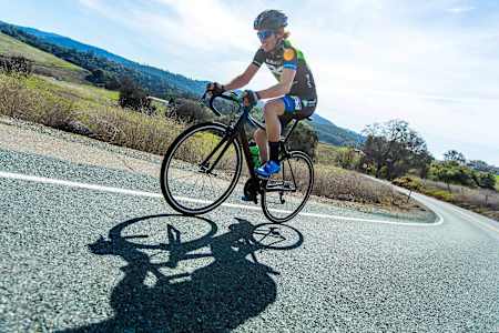 Torey Philipp pedala sua bicicleta