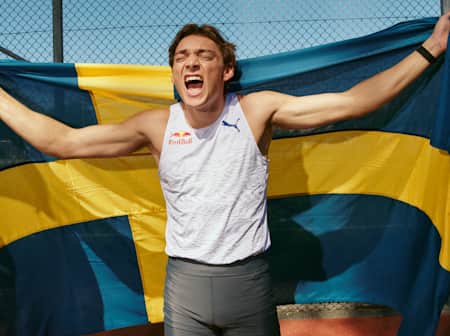 Armand "Mondo" Duplantis feiert seinen Sieg mit der schwedischen Flagge. 