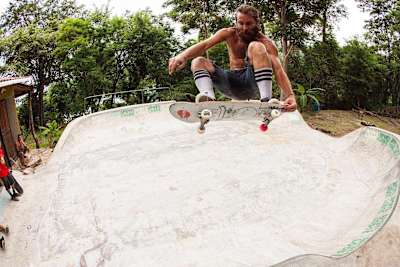 Chris Haslam hace un Frontside tailgrab en Nicaragua fotografiado por Jeremy Adams.