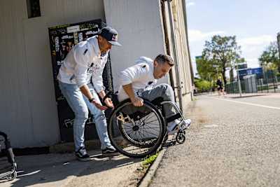 Parastrelec Radko Malenovský spolu s kajakárom Jakubom Grigarom pri nakrúcaní pre charitatívny beh Wings for Life World Run, apríl 2026, Bratislava.