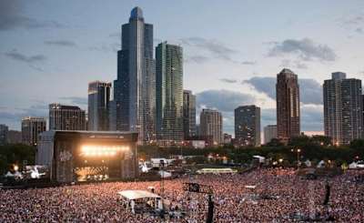 Die Menge feiert beim Lollapalooza.