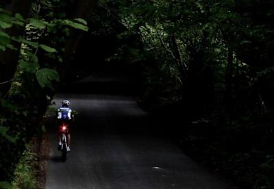 Un ciclista sube por una carretera durante un intento para completar un Everesting.