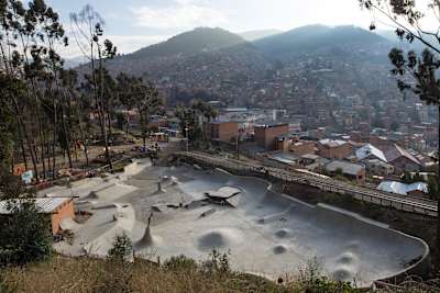 Pura Pura Skatepark en La Paz, Bolivia, fotografiado por Jonathan Mehring.