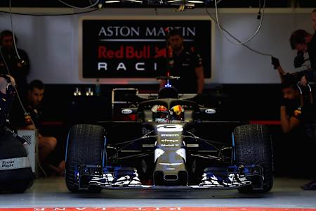 Daniel Ricciardo con el Aston Martin Red Bull Racing RB14 en el circuito de Silverstone.
