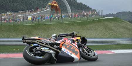 Una schermata di MotoGP 24 mostra la KTM di Brad Binder davanti alla Iron Bull al Red Bull Ring sotto la pioggia.